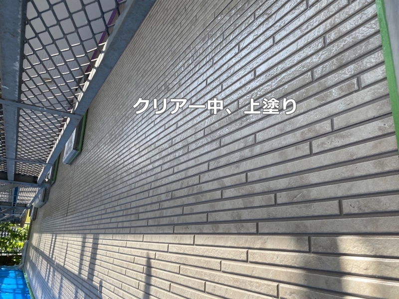 神奈川県川崎市宮前区サイディングクリアー外壁塗装　クリアー中、上塗り